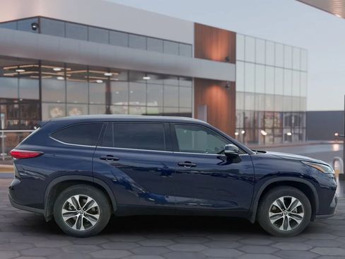 Used 2021 Toyota Highlander XLE AWD/4WD image 13