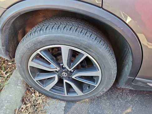 Used 2019 Nissan Rogue SL w/ Premium Package image 6