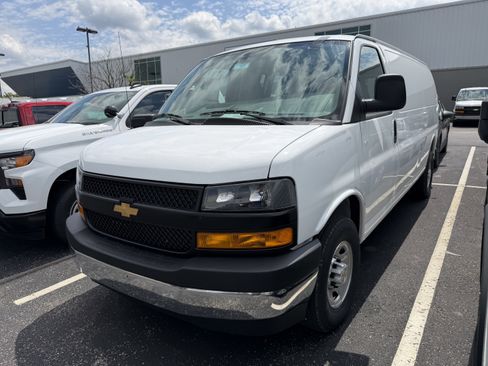 New 2026 Chevrolet Express 3500 Extended RWD image 4