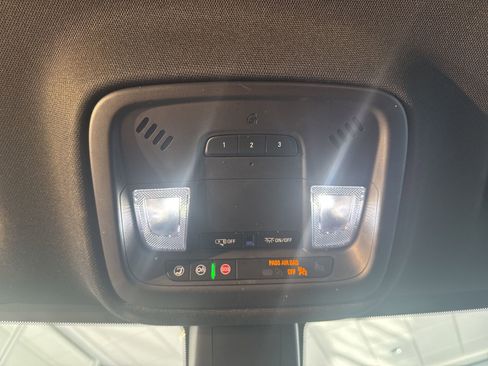 Used 2022 Chevrolet Traverse LT image 35