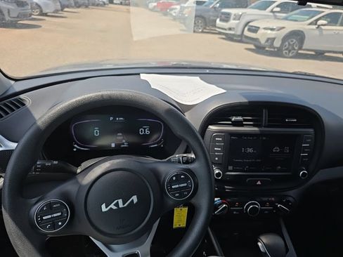 Used 2025 Kia Soul LX w/ LX Technology Package FWD image 12