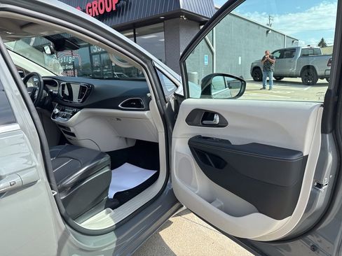 Used 2023 Chrysler Pacifica Touring-L FWD image 40