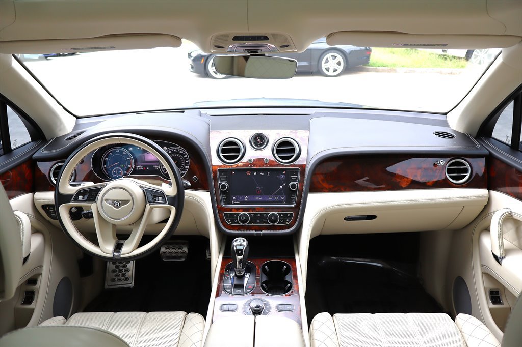 Used 2017 Bentley Bentayga AWD/4WD image 16