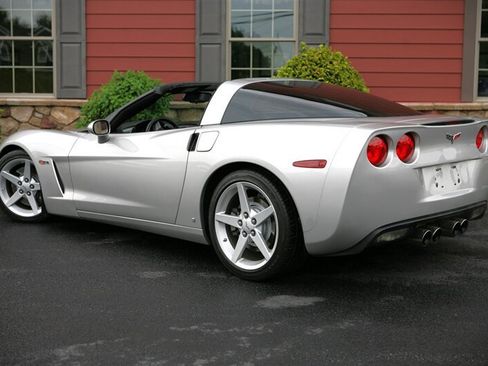 Used 2007 Chevrolet Corvette Coupe w/ Performance Package RWD image 13