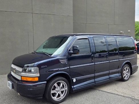 Used 2010 Chevrolet Express 1500 AWD w/ Preferred Equipment Group image 2
