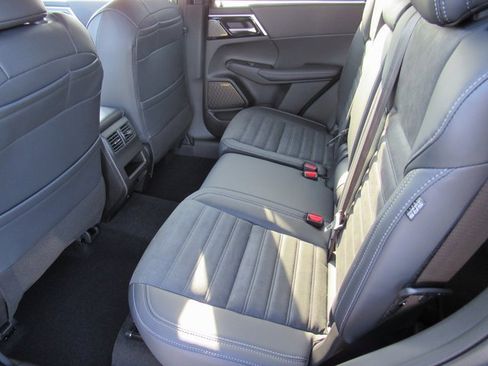 New 2025 Mitsubishi Outlander SE image 9