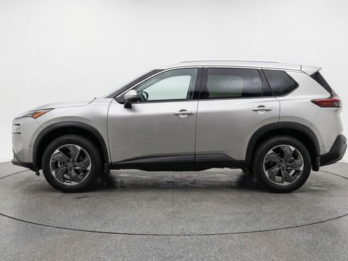 Used 2025 Nissan Rogue SV image 5