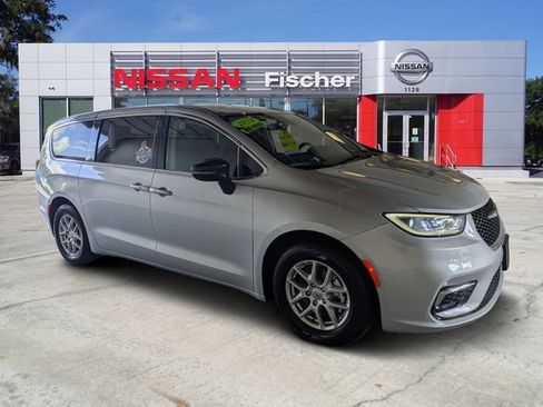 Used 2024 Chrysler Pacifica Touring-L FWD image 1