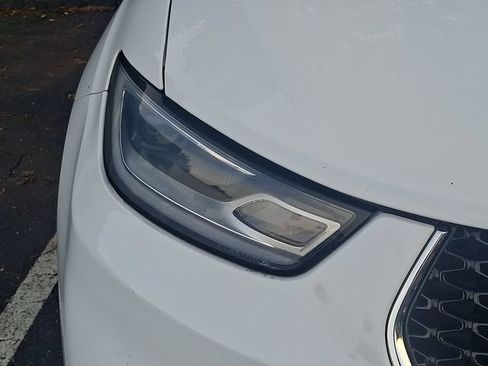 Used 2023 Chrysler Pacifica Touring-L FWD image 5