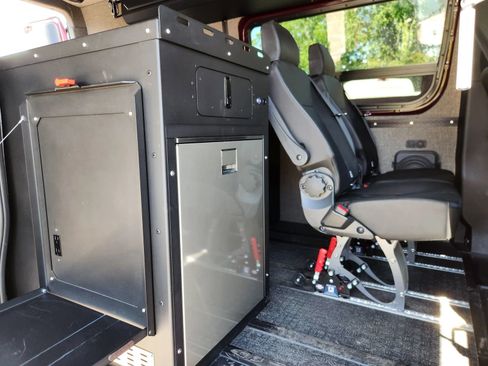 Used 2024 Mercedes-Benz Sprinter 2500 image 37