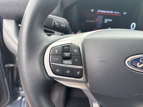 Used 2025 Ford Explorer Active AWD/4WD image 25