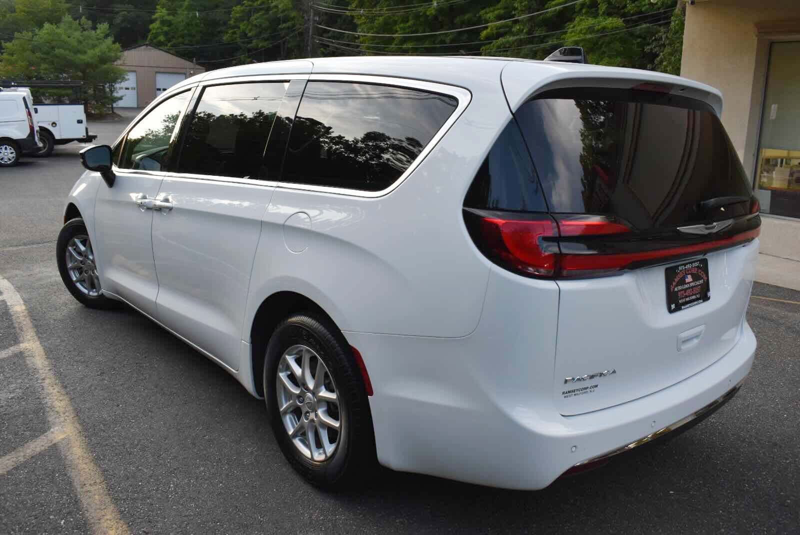 Used 2025 Chrysler Pacifica Select FWD image 6