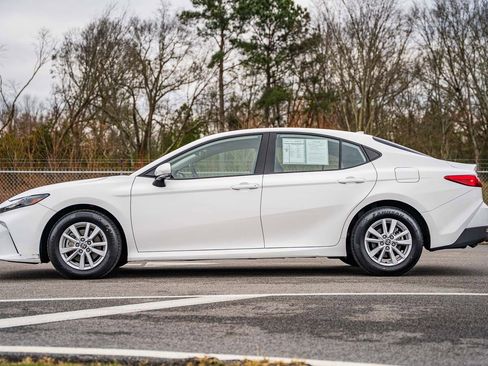 Used 2025 Toyota Camry SE image 4