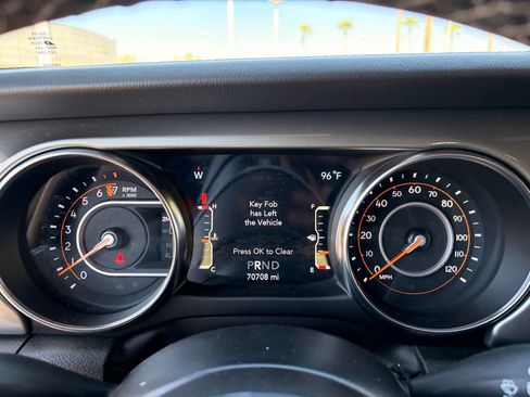 Used 2022 Jeep Wrangler Unlimited Sahara AWD/4WD image 31