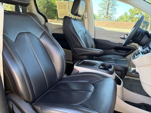 Used 2023 Chrysler Pacifica Touring-L FWD image 34