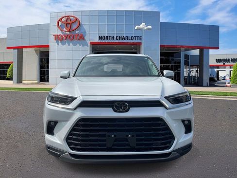 Used 2024 Toyota Grand Highlander AWD image 3