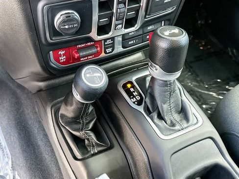Used 2024 Jeep Wrangler Unlimited Rubicon AWD/4WD image 17
