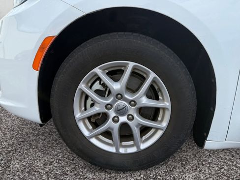 Used 2023 Chrysler Pacifica Touring-L FWD image 9