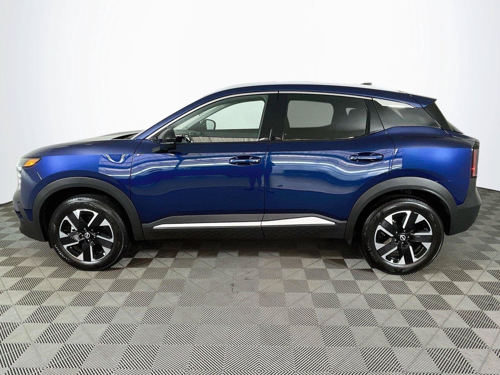 Used 2026 Nissan Kicks SR AWD/4WD image 4