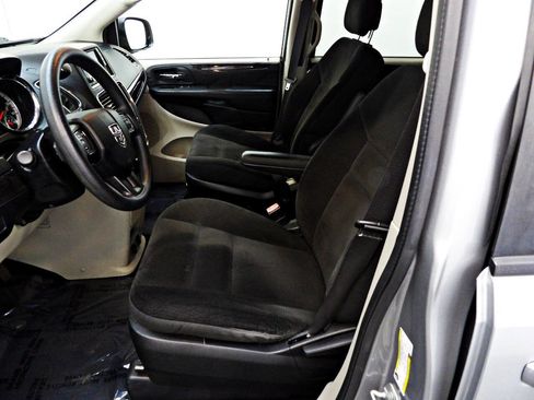 Used 2018 Dodge Grand Caravan SE w/ UConnect Hands-Free Group FWD image 8