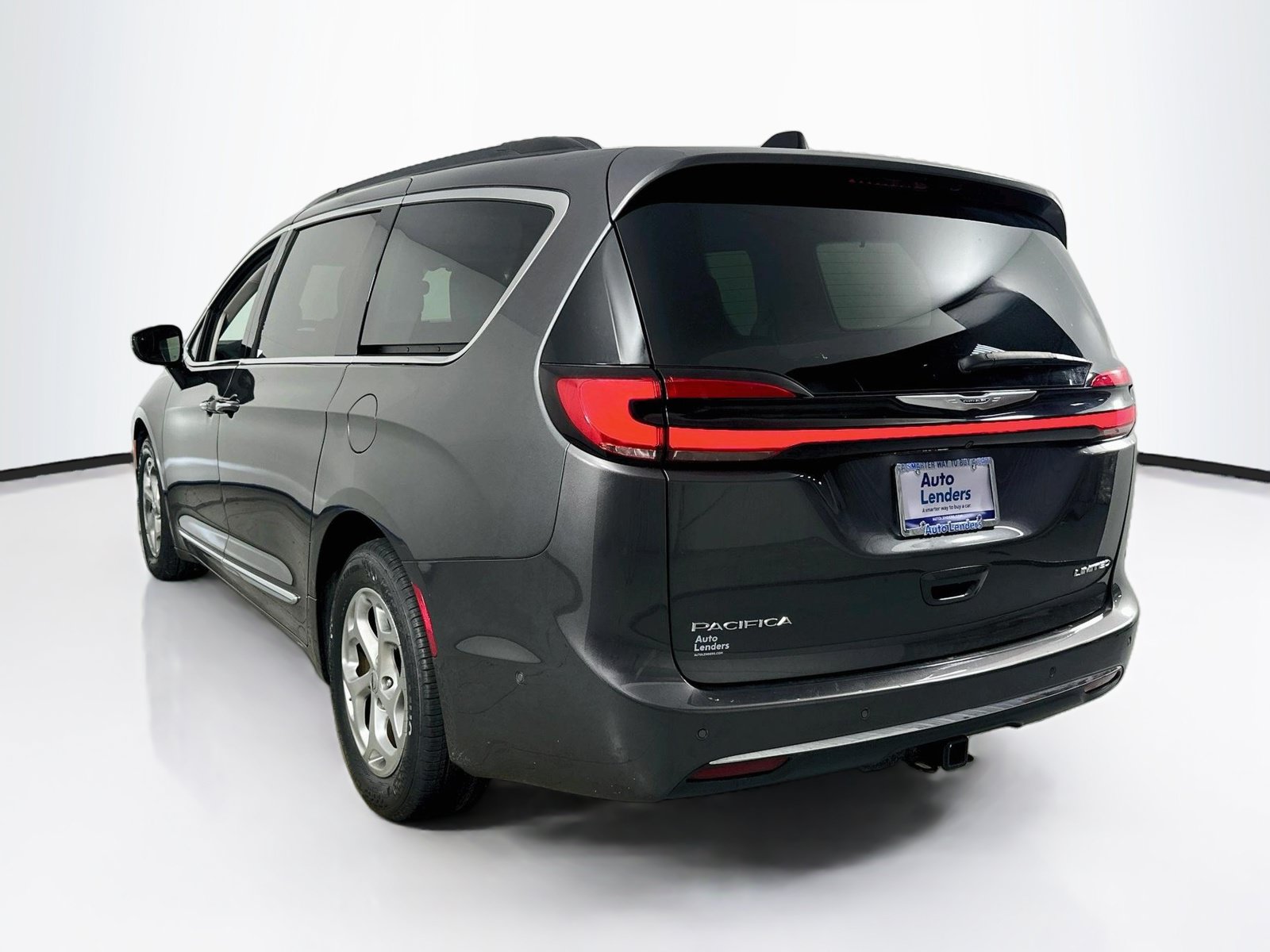 Used 2023 Chrysler Pacifica Limited w/ Trailer Tow Group FWD image 7