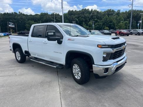 Used 2024 Chevrolet Silverado 2500 LT AWD/4WD image 10