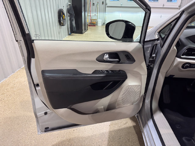Used 2024 Chrysler Pacifica Touring-L FWD image 9
