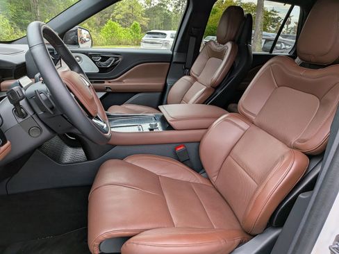 Used 2025 Lincoln Aviator Reserve w/ Equipment Group 201A image 12