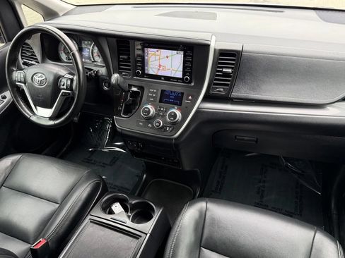 Used 2020 Toyota Sienna SE Premium w/ Nightshade Edition FWD image 30