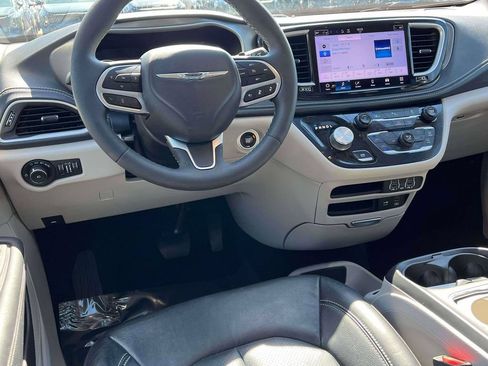 Used 2022 Chrysler Pacifica Touring-L FWD image 2