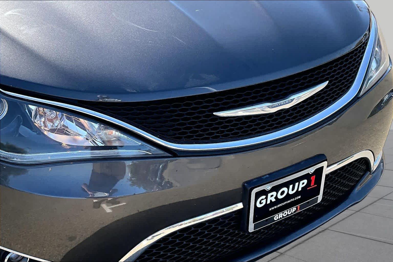 Used 2018 Chrysler Pacifica Touring-L FWD image 29