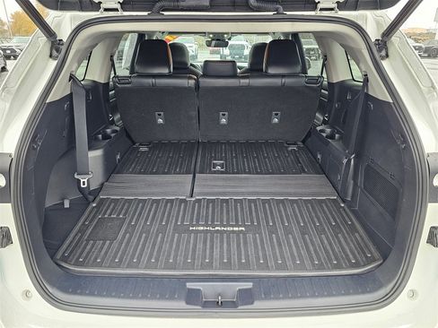 Used 2021 Toyota Highlander XLE image 14