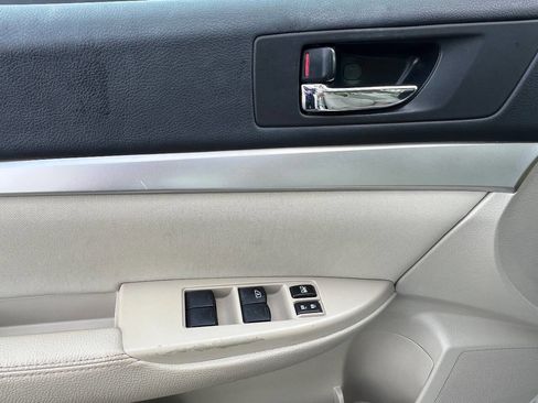 Used 2010 Subaru Legacy 2.5i Premium image 11