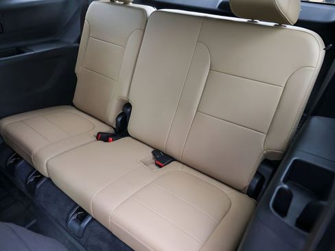Used 2022 Chevrolet Traverse Premier FWD image 22