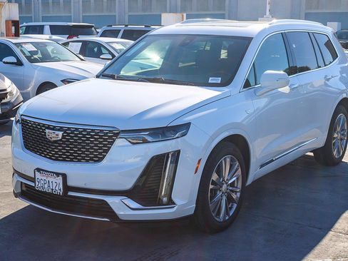 Used 2023 Cadillac XT6 Premium Luxury image 3