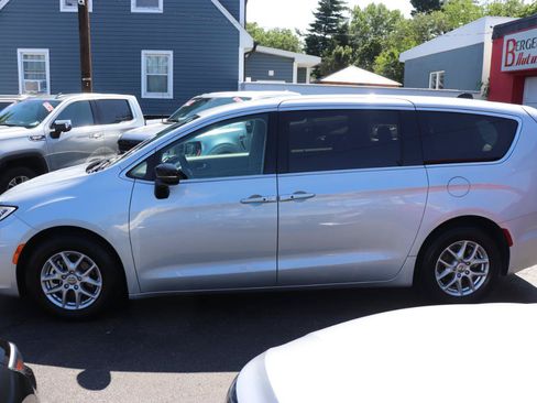 Used 2024 Chrysler Pacifica Touring-L FWD image 2