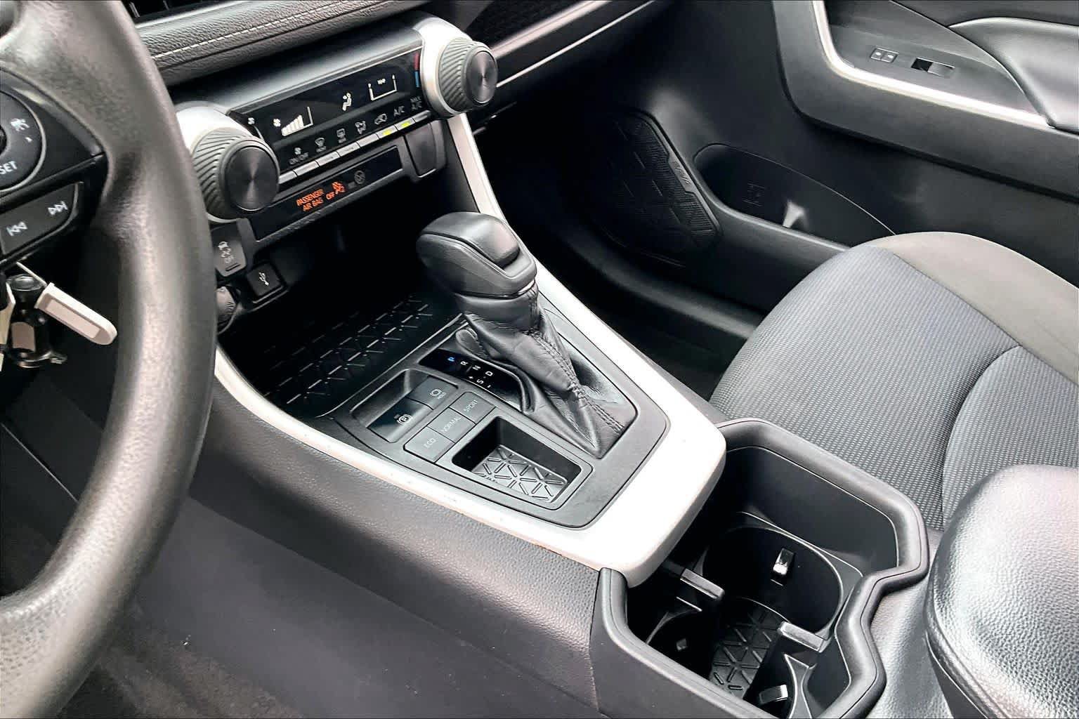 Used 2022 Toyota RAV4 LE FWD image 16
