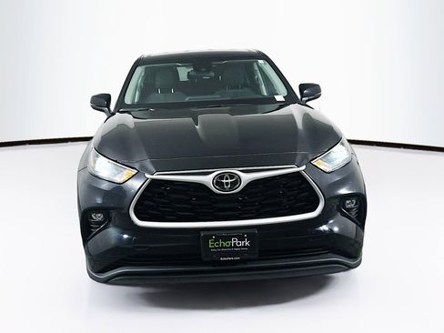 Used 2025 Toyota Highlander LE image 2