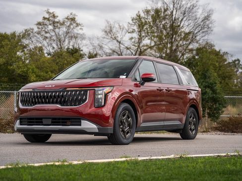 Used 2025 Kia Carnival image 3