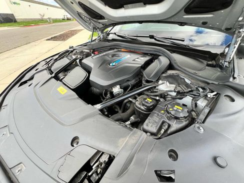 Used 2019 BMW 740e xDrive 740e xDrive iPerformance AWD 4 w/ Executive Package image 18