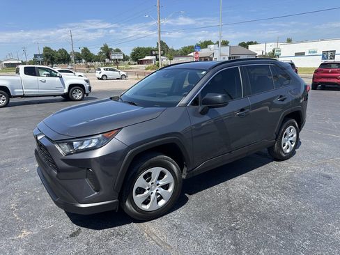 Used 2020 Toyota RAV4 LE FWD image 2