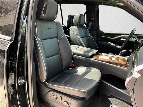 Used 2024 Cadillac Escalade Premium Luxury AWD/4WD image 9
