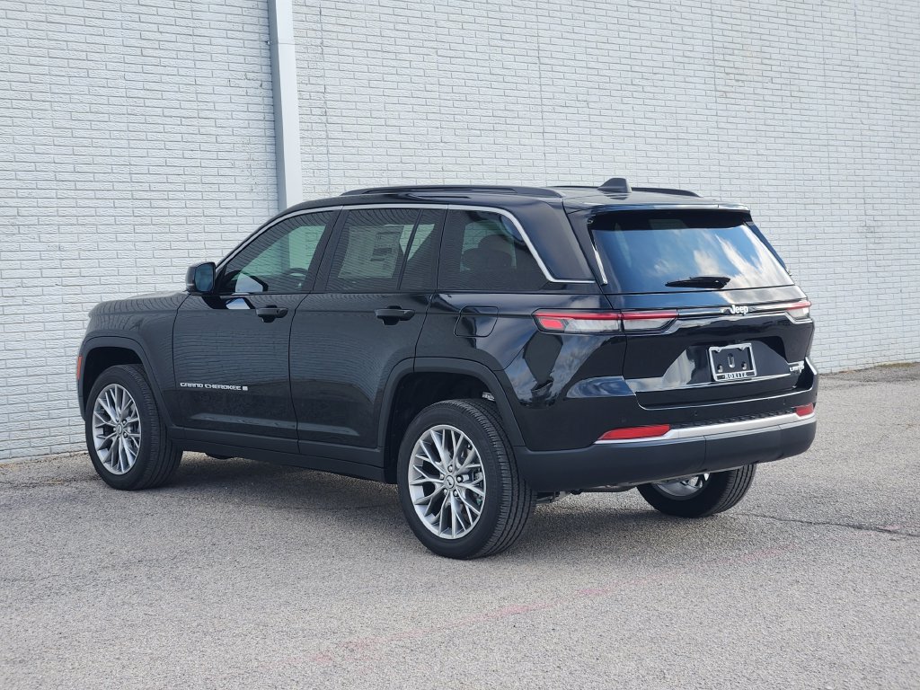 New 2027 Jeep Grand Cherokee Limited RWD image 3