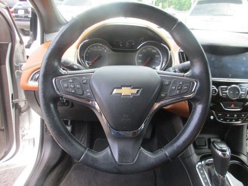 Used 2018 Chevrolet Cruze Premier FWD image 21