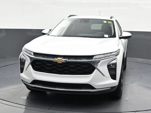 Used 2025 Chevrolet Trax LT FWD image 9