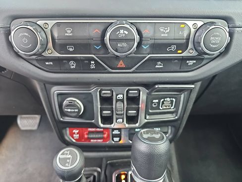 Used 2025 Jeep Wrangler Unlimited Rubicon AWD/4WD image 29
