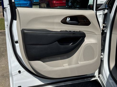 Certified 2024 Chrysler Pacifica Limited FWD image 16