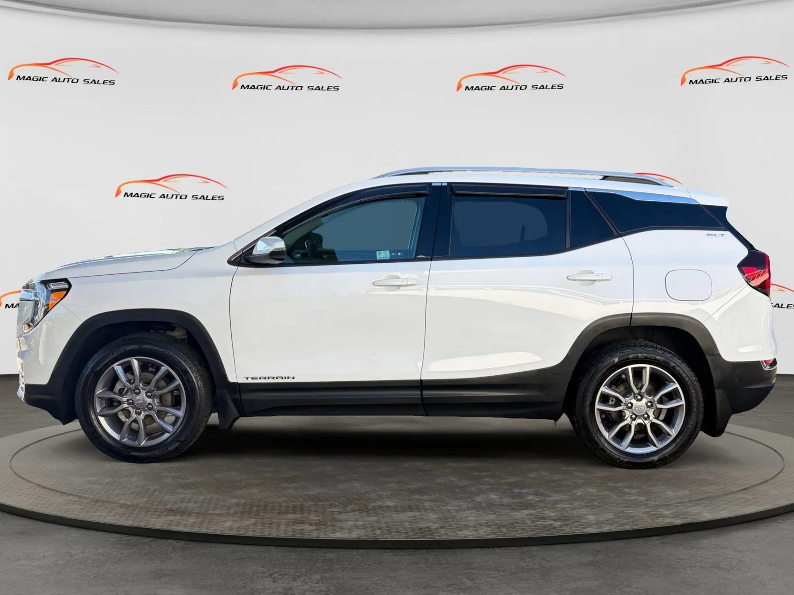 Used 2022 GMC Terrain SLT w/ LPO, Floor Liner Package AWD/4WD image 7
