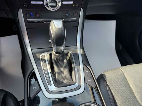 Used 2018 Ford Edge Titanium w/ Equipment Group 302A AWD/4WD image 24