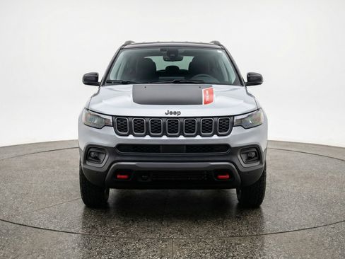 Used 2025 Jeep Compass Trailhawk AWD/4WD image 2